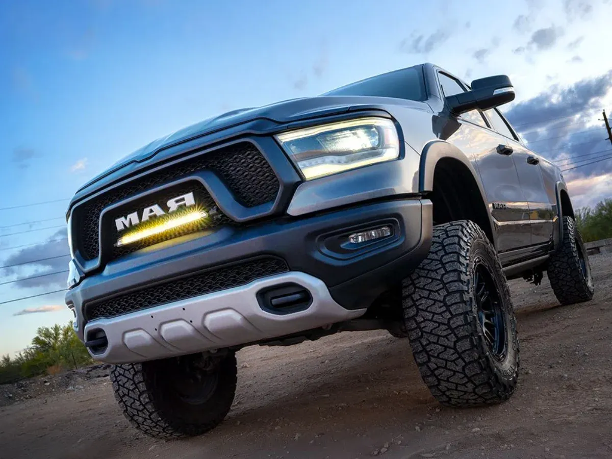 Led bar in grille